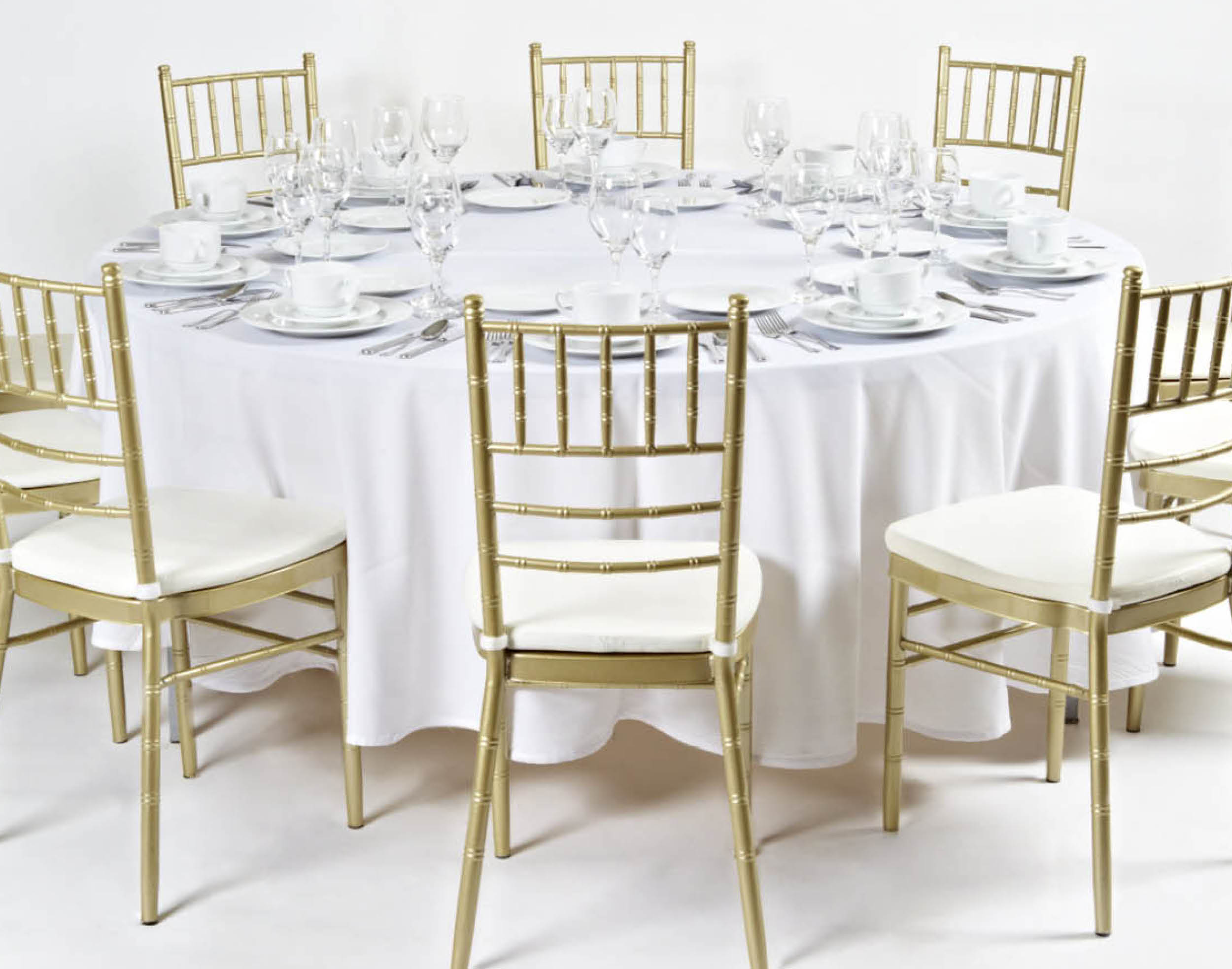 CHIAVARI STUHL CHAMPAGNEFARBE/RUNDTISCHDECKE WEISS/GEDECK